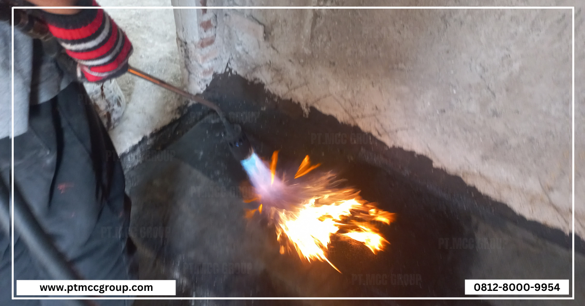 Proses pemasangan waterproofing membrane bakar